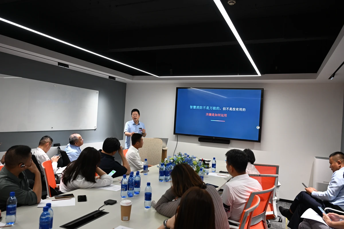 图为腾御科技陆继明董事长进行主题深度发言