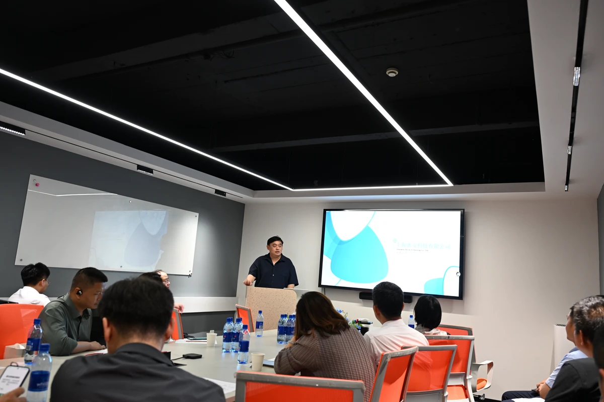 图为浙安科技总经理仇平演讲